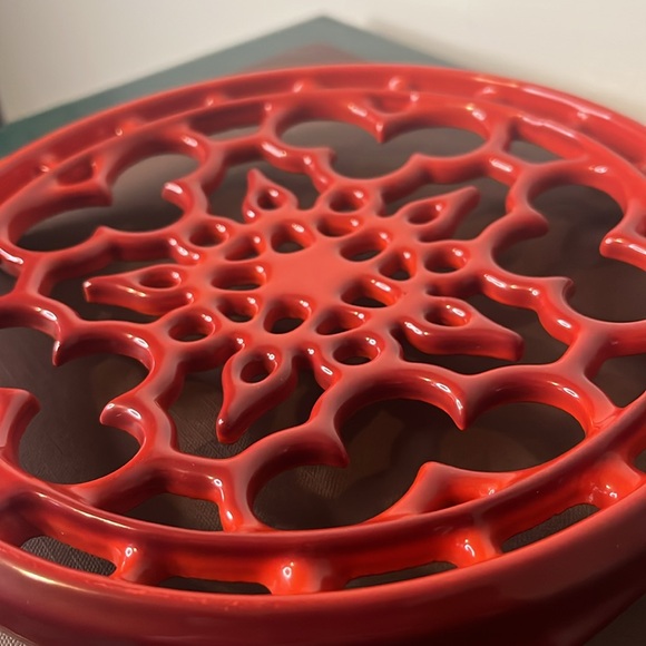 Le Creuset France Cerise Red Enameled Cast Iron Deluxe Round 8'' Trivet - Picture 5 of 8